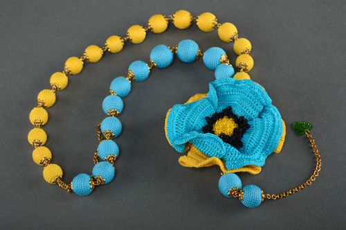 Collier tricoté au crochet avec fleur bleu et jaune fait main pour femme - MADEheart.com