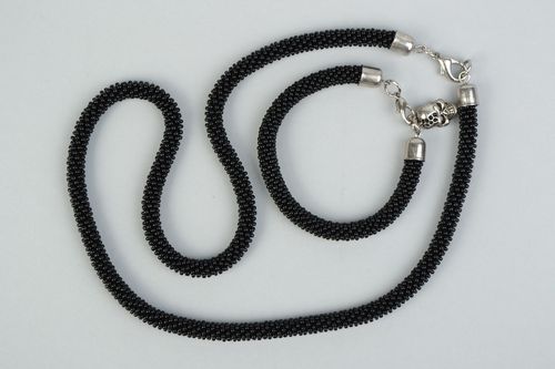 Conjunto de bisutería de abalorios collar y pulsera negros artesanales - MADEheart.com