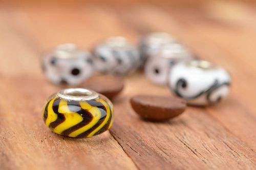 Stylish handmade glass bead lampwork ideas fashion accessories small gifts - MADEheart.com