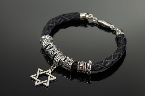 Handmade genuine leather bracelet with metal charm in the shape of Davids star - MADEheart.com
