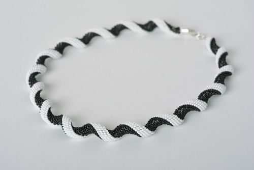 Handgefertigte Rocailles Kette Designer Schmuck Frauen Accessoire weiß schwarz - MADEheart.com