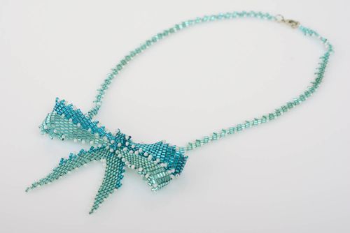 Handgemachtes stilvolles ungewöhnliches blaues Collier aus Glasperlen für Frauen - MADEheart.com