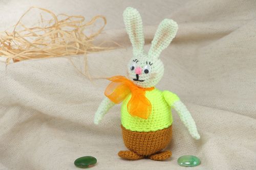 Petite peluche tricotée au crochet en forme de lapin faite main originale - MADEheart.com