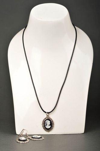 Ensemble de bijoux fait main Boucles doreilles design Pendentif femme - MADEheart.com