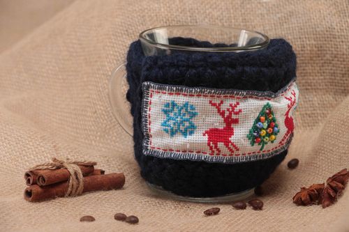 Glas Tasse mit Pullover gestrickt dunkelblau aus reiner Wolle mit Stickerei - MADEheart.com