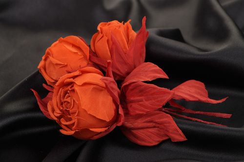 Ungewöhnliche schöne handgefertigte rote Brosche aus Textil Rosen bunt groß - MADEheart.com