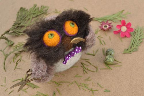 Juguete hecho a mano de lana de fieltro pequeño artesanal búho peluquero - MADEheart.com