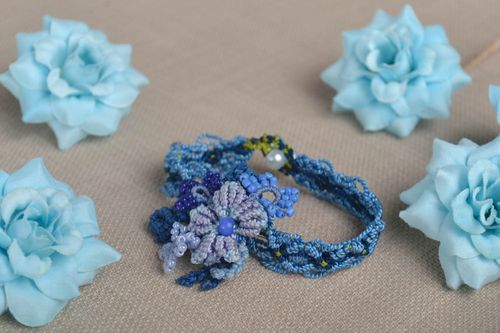 Bracelet design Broche textile faits main bleus tressés macramé Cadeau femme - MADEheart.com