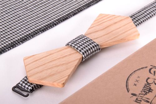 Bow tie and handkerchief in carton box - MADEheart.com