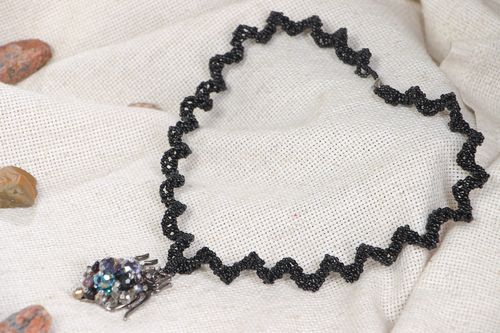 Collier en perles de rocailles et verre avec araignée fait main noir gothique - MADEheart.com