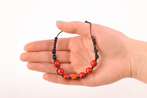 Originelles geflochtenes Armband aus Keramikperlen - MADEheart.com