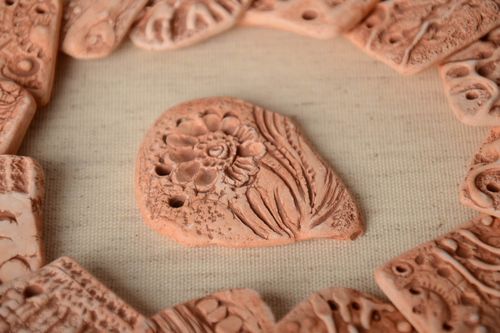 Handmade künstlerischer Anhänger aus Ton Rohling ethnisch elegant zum Bemalen - MADEheart.com