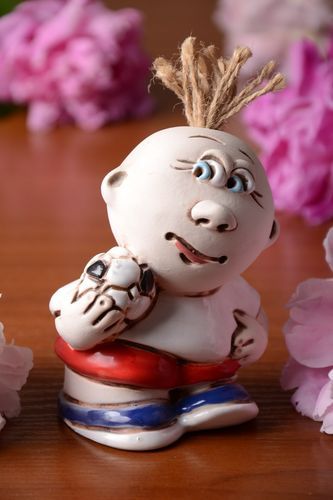 Graciosa figura decorativa original pintada con pigmentos artesanal futbolista - MADEheart.com