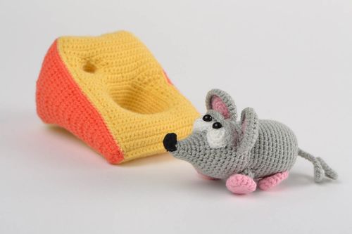 Peluche tricotée souris avec fromage faite main en fils acryliques déco maison - MADEheart.com