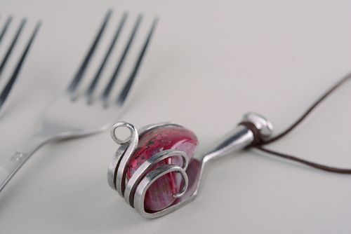 Colgante de metal hecho a mano de tenedor de melchior con piedra burdeos - MADEheart.com