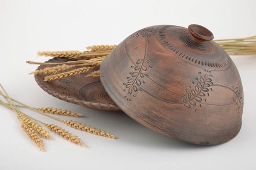 Assiette creuse avec cloche grande terre cuite originale brune faite main - MADEheart.com
