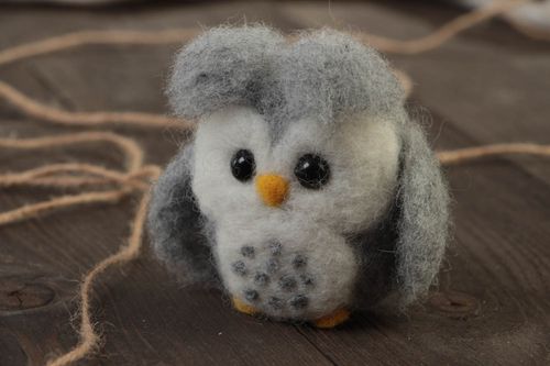 Jouet mou chouette grise en laine feutrée faite main petite pour enfant - MADEheart.com