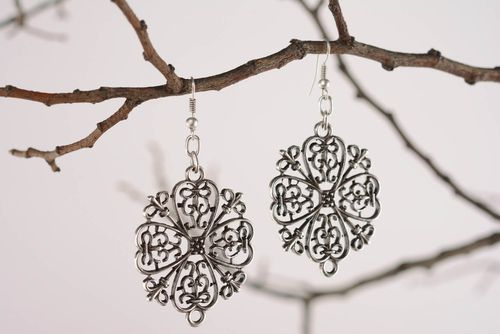 Brincos delicados feitos à mão de liga de zinco alumínio e cobre com um banho de prata - MADEheart.com