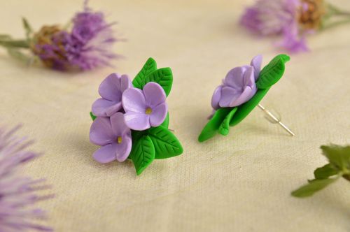 Modische Damen Ohrringe handmade Ohrringe Stecker in Lila Polymer Schmuck - MADEheart.com