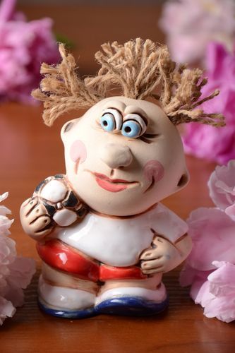 Figura decorativa de semiporcelana original pintada artesanal futbolista - MADEheart.com