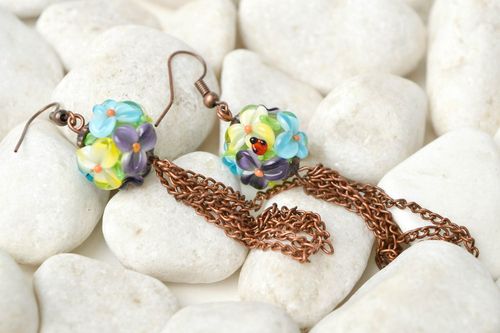 Handgemachte Ohrringe mit Anhängern bunter Schmuck aus Glas Geschenk für Frauen - MADEheart.com