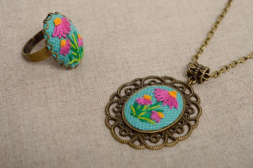 Rococo embroidered ring and pendant - MADEheart.com