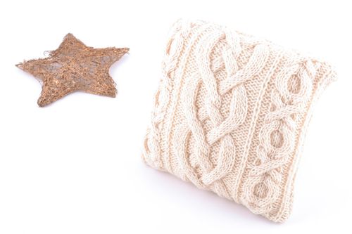 Small handmade cushion cover knitted of beige semi-woolen threads with zipper - MADEheart.com
