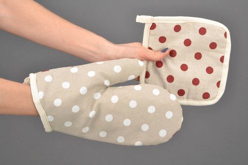 Polka dot fabric pot holders - MADEheart.com