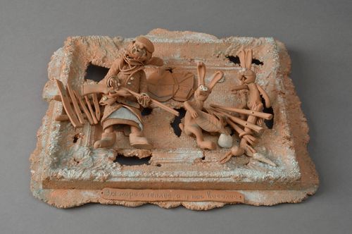 Cuadro de arcilla roja de pared grande artesanal Cazador y liebras - MADEheart.com