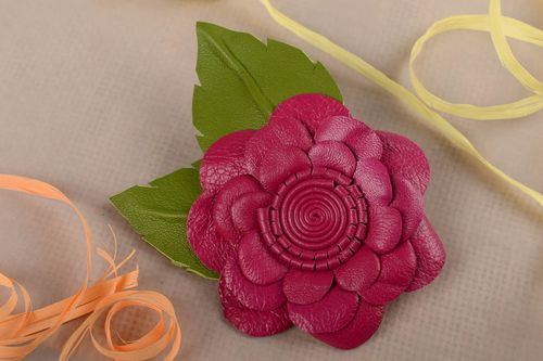 Grande barrette Broche faite main en cuir framboise originale Accessoire femme - MADEheart.com