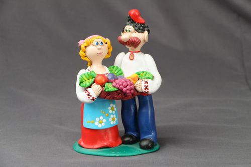 Estatueta de argila Casal com frutas  - MADEheart.com