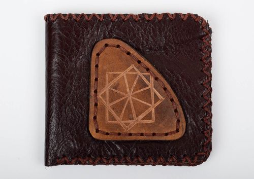 Коричневый бумажник из натуральной кожи с нашивкой ручной работы стильный - MADEheart.com