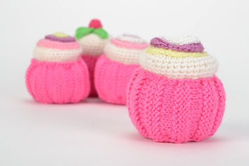 Petit gâteau tricoté au crochet rose décoratif original fait main pour enfant - MADEheart.com