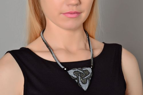 Collier en perles de rocaille fait main  - MADEheart.com
