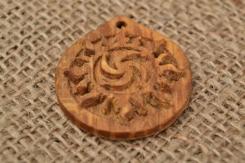 Amuleto de madera de roble artesanal Rod en Sol redondo colgante - MADEheart.com