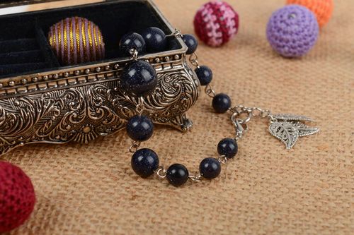 Bracelet boules en aventurine noir breloques en forme de feuille fait main - MADEheart.com