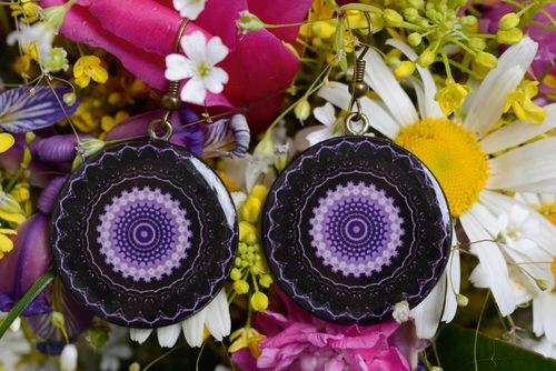 Polymer clay earrings round-shaped black and purple stylish handmade accessory - MADEheart.com