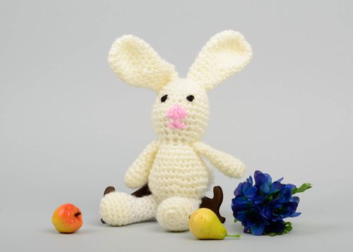 Jouet lapin Peluche faite main blanche acryliques tricotée en fils Cadeau enfant - MADEheart.com
