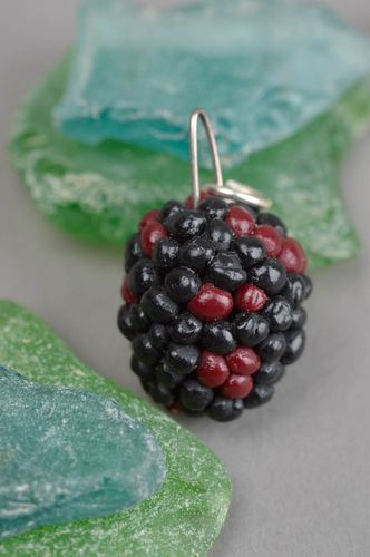 Handmade Modeschmuck Anhänger Brombeere Accessoire für Frauen Designer Schmuck - MADEheart.com