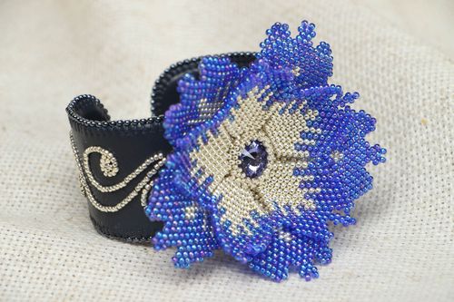 Кожаный браслет с цветком из бисера - MADEheart.com