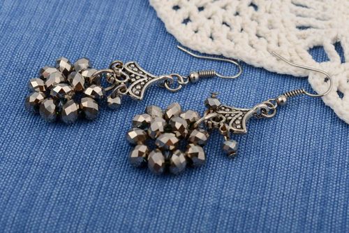 Boucles doreilles pendantes en cristal grises faites main accessoire original - MADEheart.com
