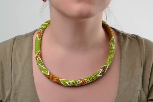 Collar de abalorios tejido a ganchillo artesanal original estiloso verde  - MADEheart.com
