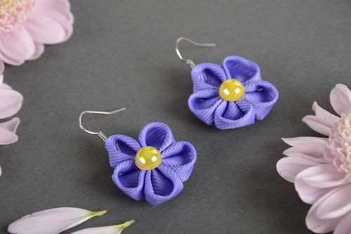 Orecchini a forma di fiori fatti a mano orecchini violetti in tecnica kanzashi - MADEheart.com