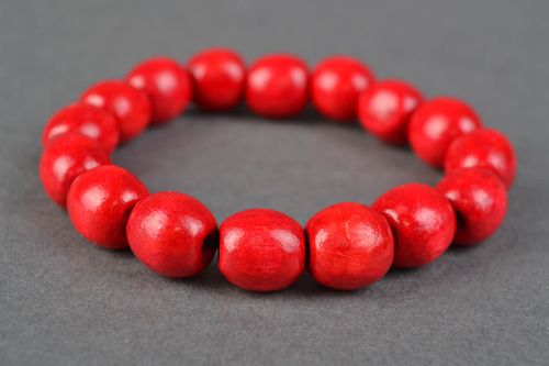 Red wooden bracelet with elastic band - MADEheart.com
