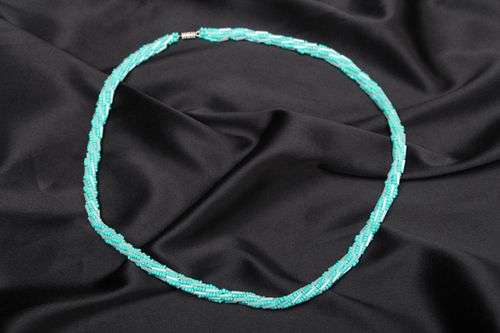 Collier crocheté en perles de rocailles bleu - MADEheart.com