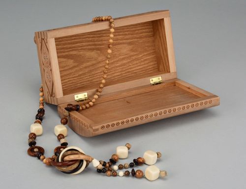 Long beads made of different wood species without clasps - MADEheart.com