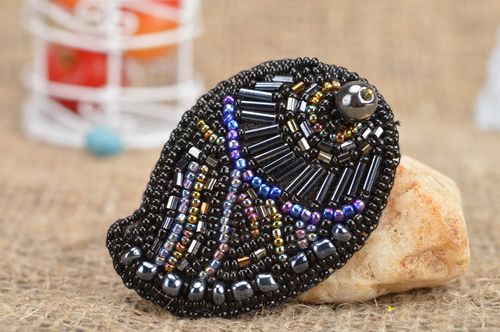 Handmade Brosche aus Glasperlen Kleopatra in dunklen Farben für Frauen - MADEheart.com