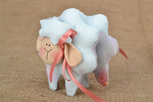 Pecora in stoffa fatta a mano pupazzo di pezza giocattolo ecologico per bambini - MADEheart.com