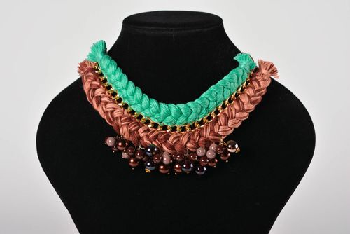 Modeschmuck Collier Halskette aus Stoff handgemachter Schmuck mit Acrylperlen - MADEheart.com