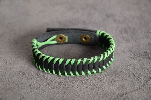 Bracelet en cuir naturel noir et vert fin stylé unisexe fait main original - MADEheart.com